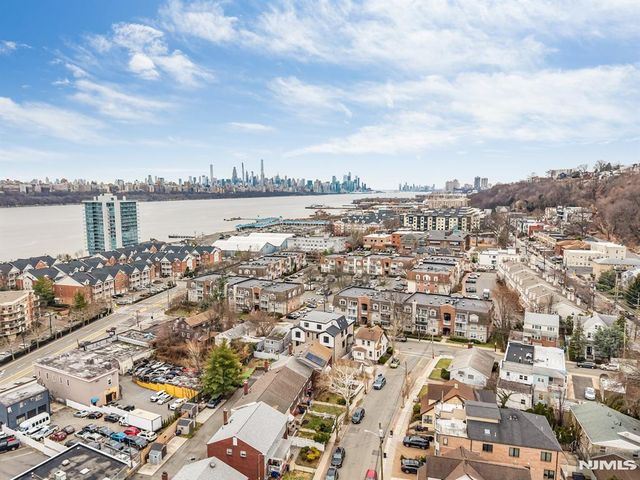 25 Garden Place A, Edgewater, NJ 07020