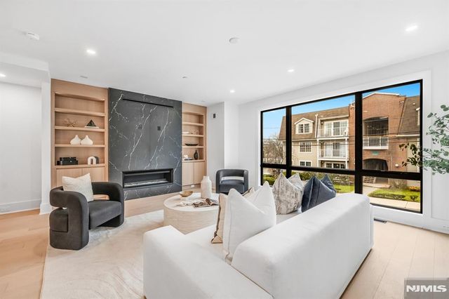 25 Garden Place A, Edgewater, NJ 07020