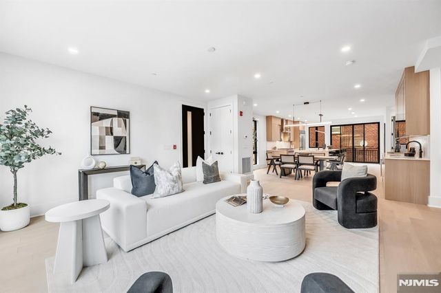 25 Garden Place A, Edgewater, NJ 07020