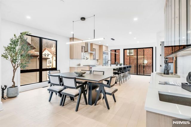 25 Garden Place A, Edgewater, NJ 07020