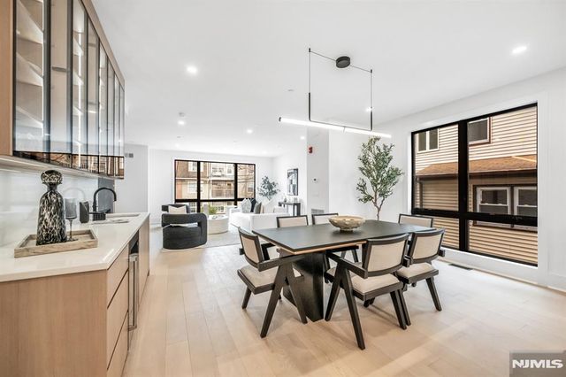 25 Garden Place A, Edgewater, NJ 07020