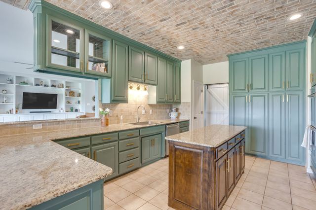 703 Country Club Drive, Joshua, TX 76058