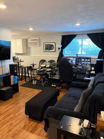 180-C River St 7, Waltham, MA 02453