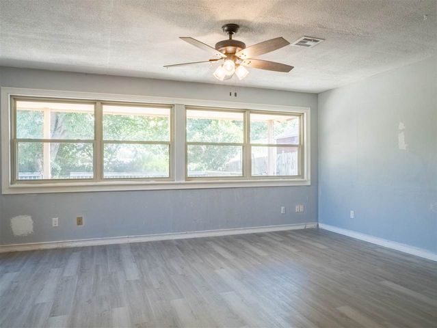 7118 NW Ash Ave, Lawton, OK 73505