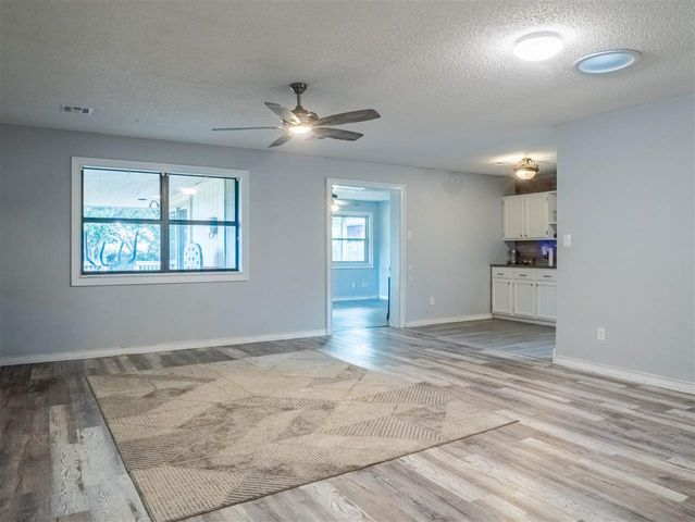 7118 NW Ash Ave, Lawton, OK 73505
