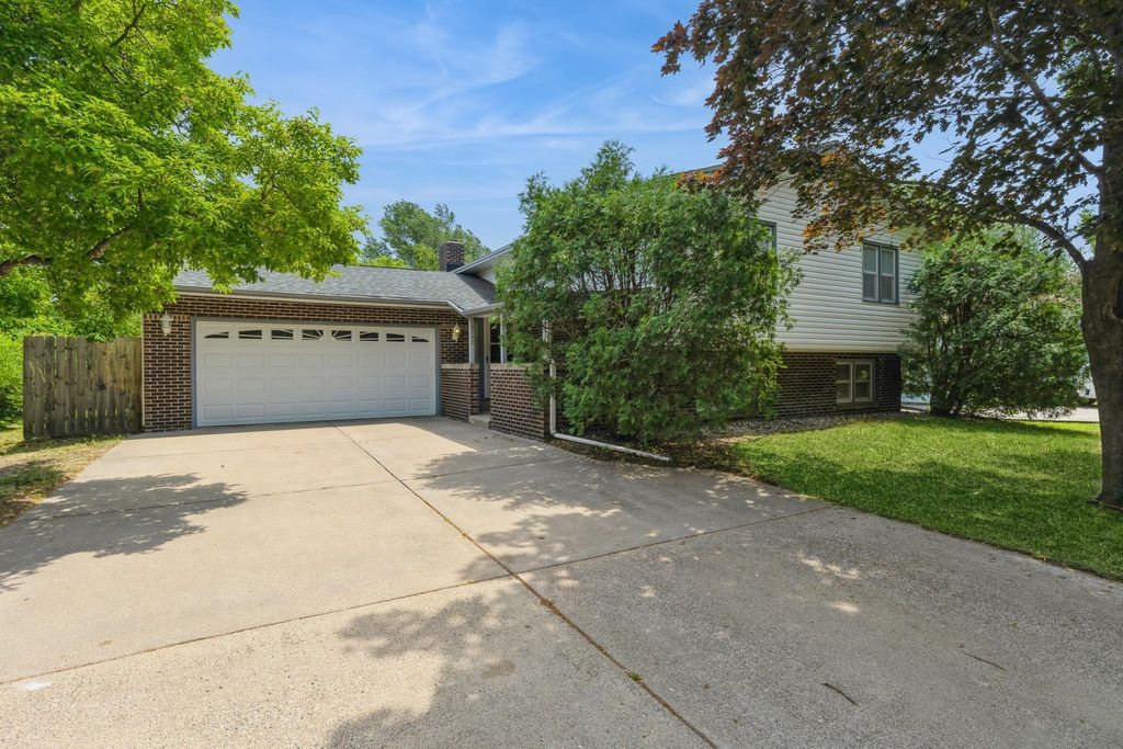 8240 Sumter Avenue N, Brooklyn Park, MN 55445