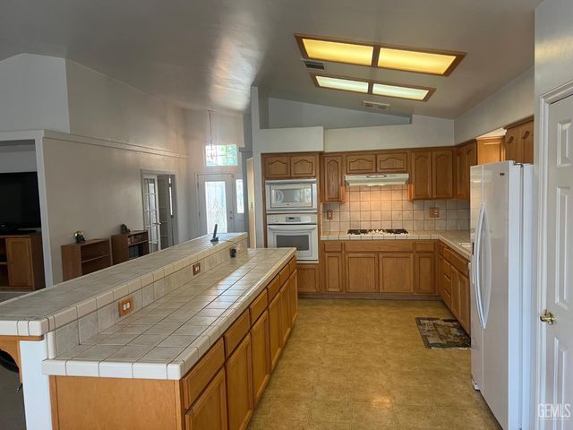 3006 Giovanetti Avenue, Bakersfield, CA 93313