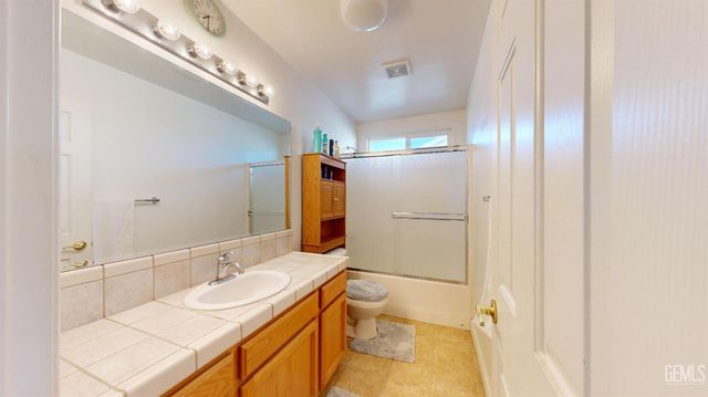 3006 Giovanetti Avenue, Bakersfield, CA 93313