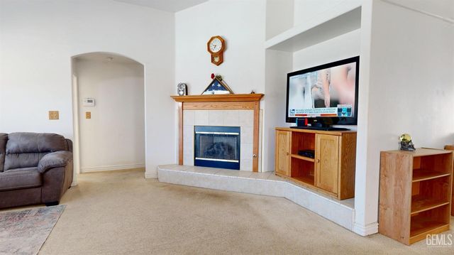 3006 Giovanetti Avenue, Bakersfield, CA 93313