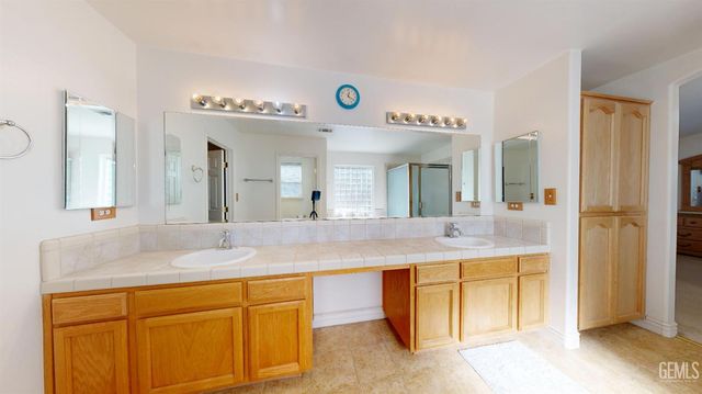 3006 Giovanetti Avenue, Bakersfield, CA 93313