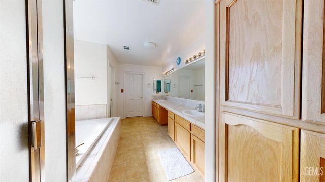 3006 Giovanetti Avenue, Bakersfield, CA 93313