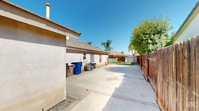 3006 Giovanetti Avenue, Bakersfield, CA 93313