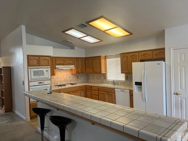 3006 Giovanetti Avenue, Bakersfield, CA 93313