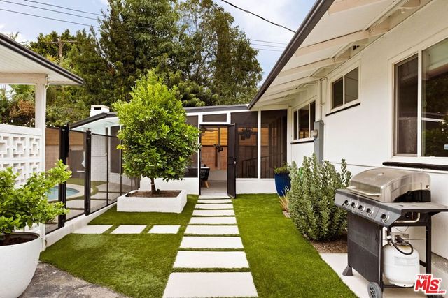 8789 Sylmar Avenue, Los Angeles, CA 91402