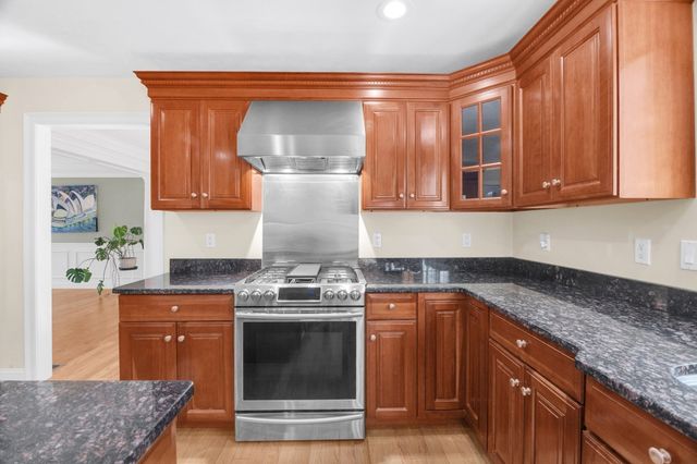 21 Manchester Place, Natick, MA 01760