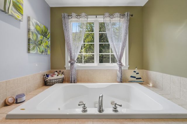 21 Manchester Place, Natick, MA 01760