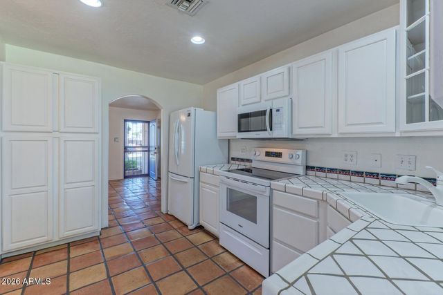 2216 E WELDON Avenue, Phoenix, AZ 85016