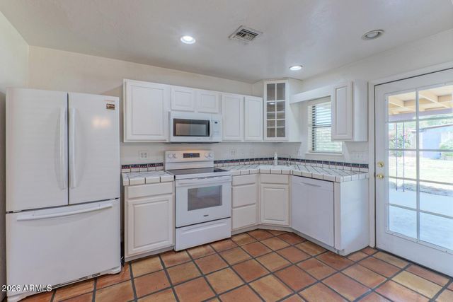 2216 E WELDON Avenue, Phoenix, AZ 85016