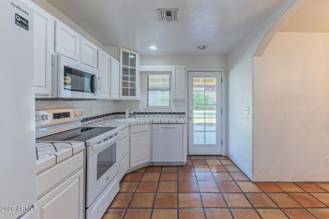 2216 E WELDON Avenue, Phoenix, AZ 85016