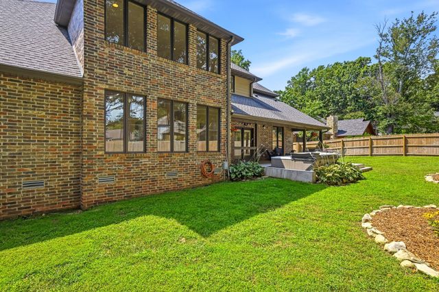 1468 S Bright Oak Avenue, Springfield, MO 65809