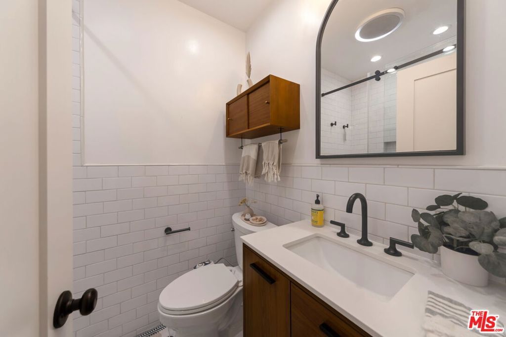 Image 12 of property listing at 14333 Tiara Street, Van Nuys, CA 91401