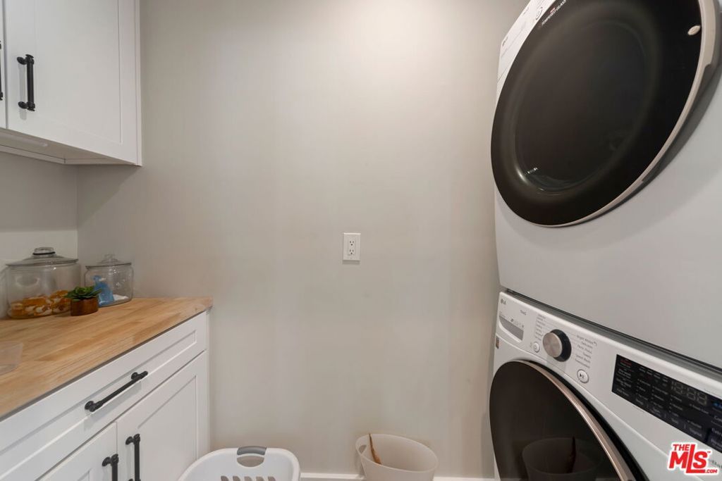 Image 14 of property listing at 14333 Tiara Street, Van Nuys, CA 91401