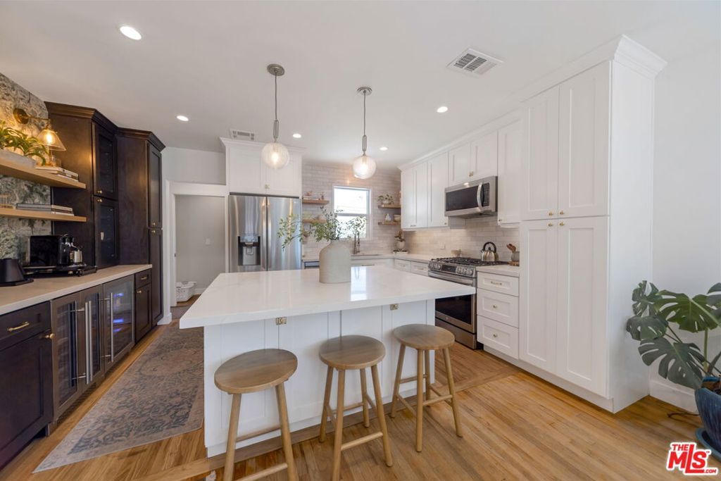 Image 4 of property listing at 14333 Tiara Street, Van Nuys, CA 91401