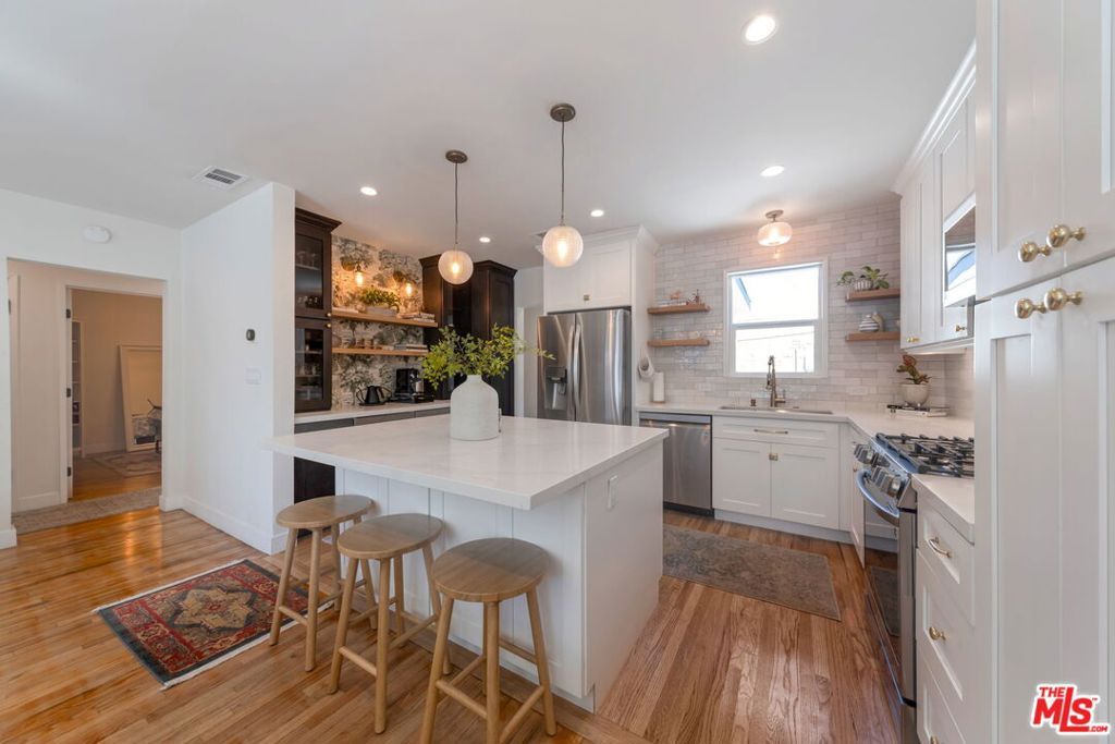 Image 5 of property listing at 14333 Tiara Street, Van Nuys, CA 91401