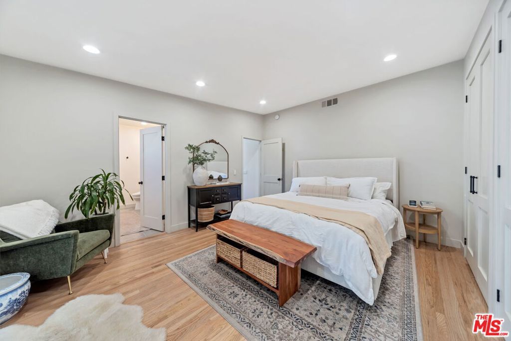 Image 7 of property listing at 14333 Tiara Street, Van Nuys, CA 91401