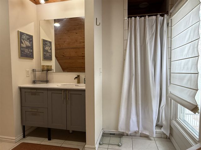 210 N Kalamazoo Avenue, Marshall, MI 49068