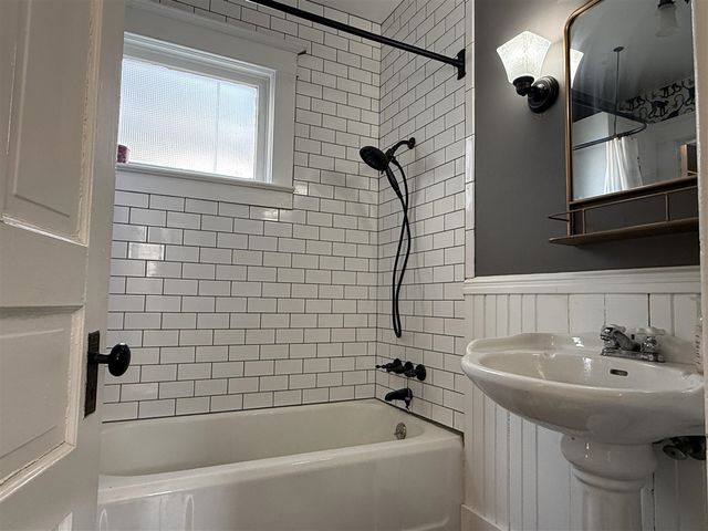 210 N Kalamazoo Avenue, Marshall, MI 49068