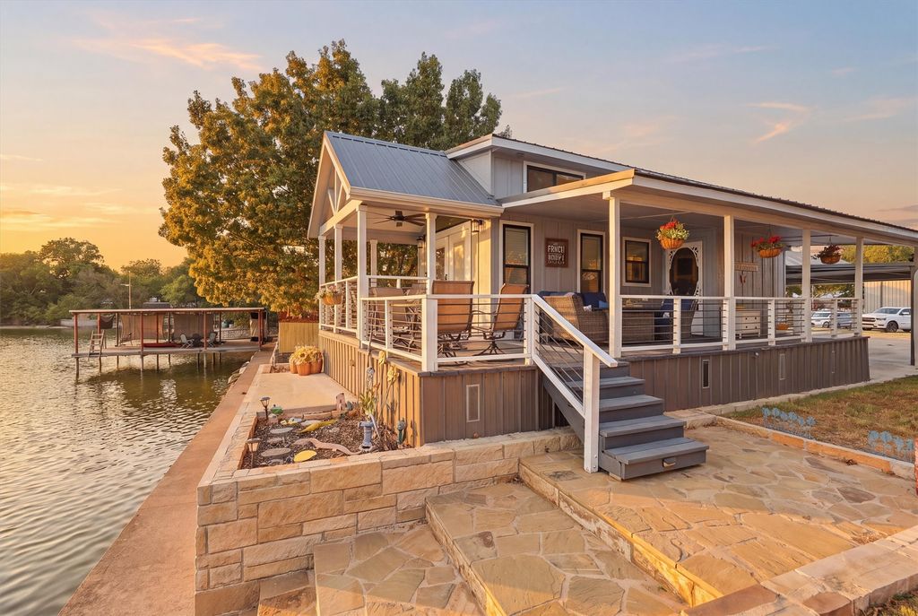 817 Brazos Harbor Circle, Granbury, TX 76048 — photo 2