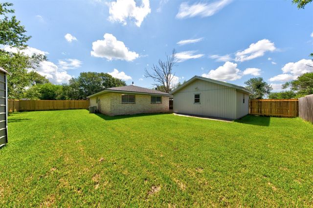 8511 Honeysuckle Street, Highlands, TX 77562