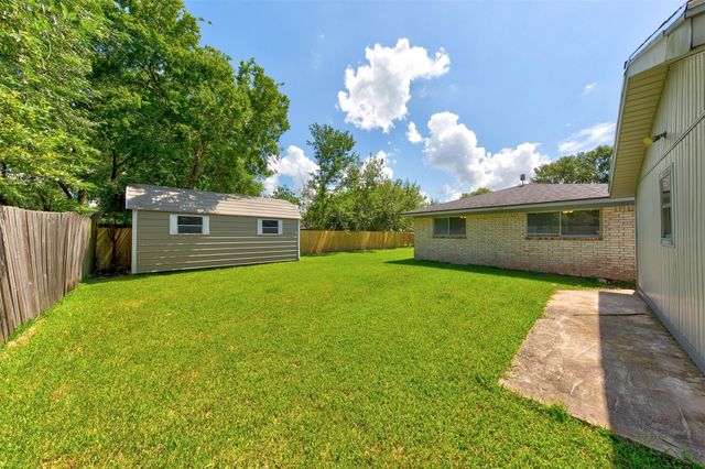 8511 Honeysuckle Street, Highlands, TX 77562