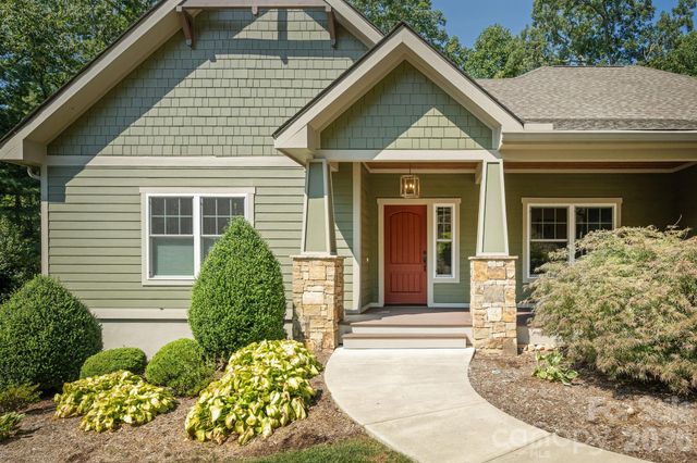 8 MANORWOOD Court, Flat Rock, NC 28731