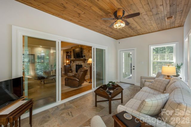 8 MANORWOOD Court, Flat Rock, NC 28731