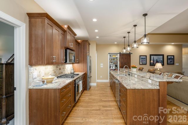 8 MANORWOOD Court, Flat Rock, NC 28731