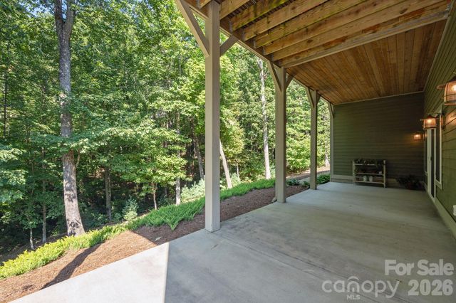 8 MANORWOOD Court, Flat Rock, NC 28731