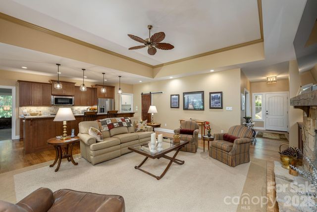8 MANORWOOD Court, Flat Rock, NC 28731