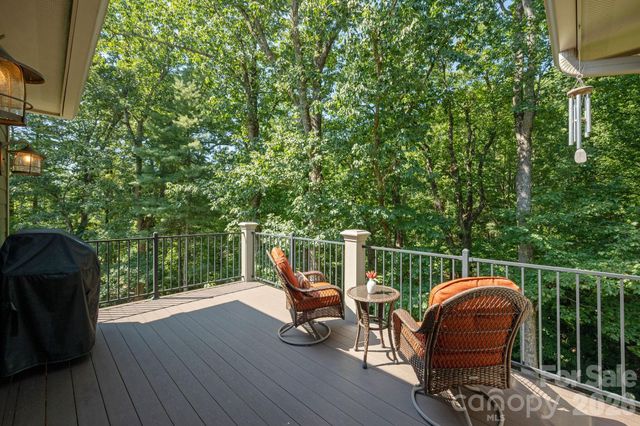 8 MANORWOOD Court, Flat Rock, NC 28731