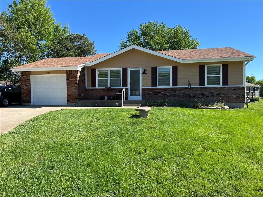 1310 Tallgrass Court, Eudora, KS 66025