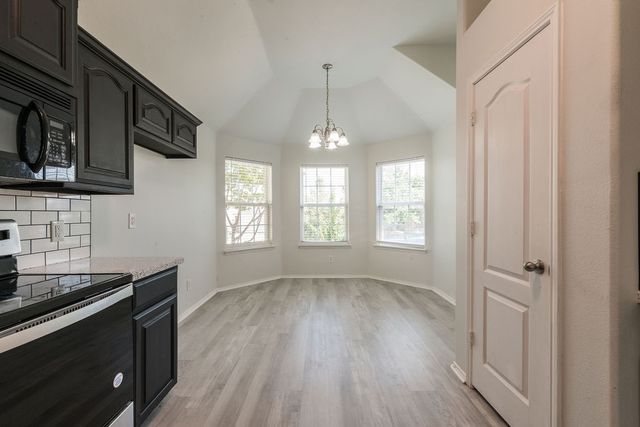 912 Hidden Oaks Drive, Burleson, TX 76028
