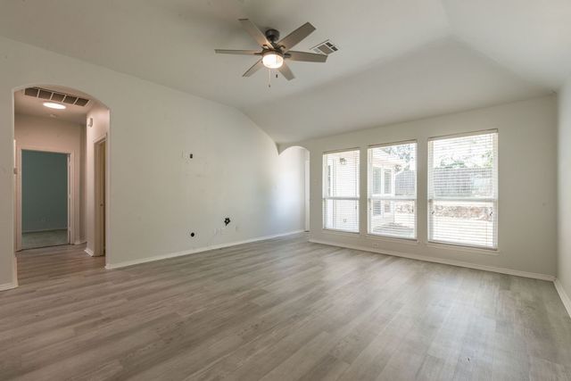 912 Hidden Oaks Drive, Burleson, TX 76028