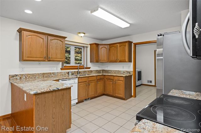 4438 Great Oaks Drive, Grand Blanc, MI 48439