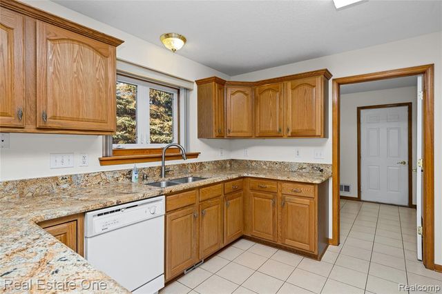 4438 Great Oaks Drive, Grand Blanc, MI 48439