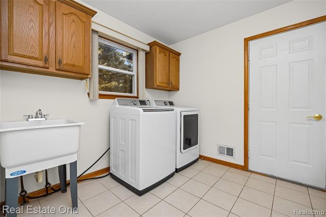 4438 Great Oaks Drive, Grand Blanc, MI 48439