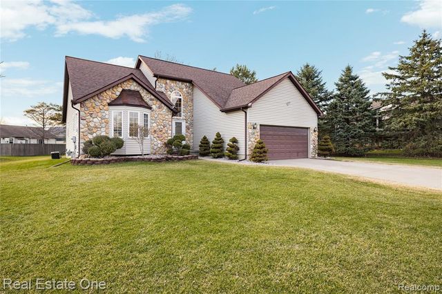 4438 Great Oaks Drive, Grand Blanc, MI 48439