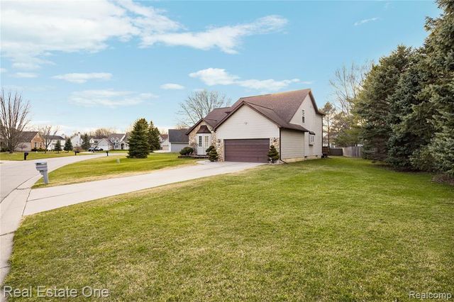 4438 Great Oaks Drive, Grand Blanc, MI 48439