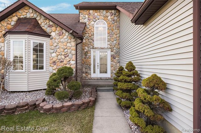 4438 Great Oaks Drive, Grand Blanc, MI 48439