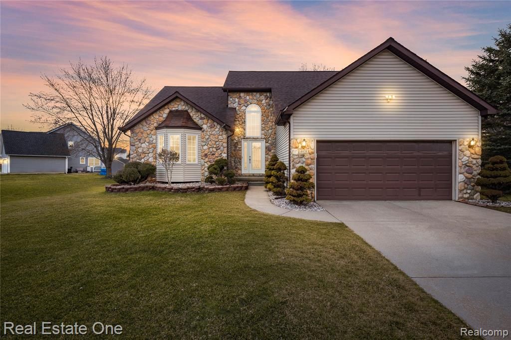 4438 Great Oaks Drive, Grand Blanc, MI 48439